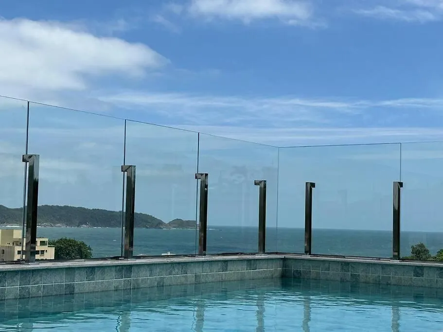 Apto com piscina aquecida perto do mar-1